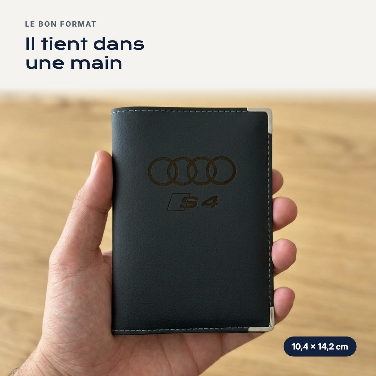 Porte-carte grise Audi S4 en simili cuir tenu dans une main