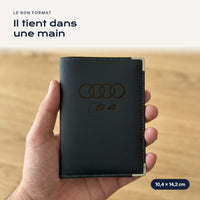 Porte-carte grise Audi S4 en simili cuir tenu dans une main