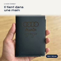 Porte-carte grise Audi TT en simili cuir tenu dans une main