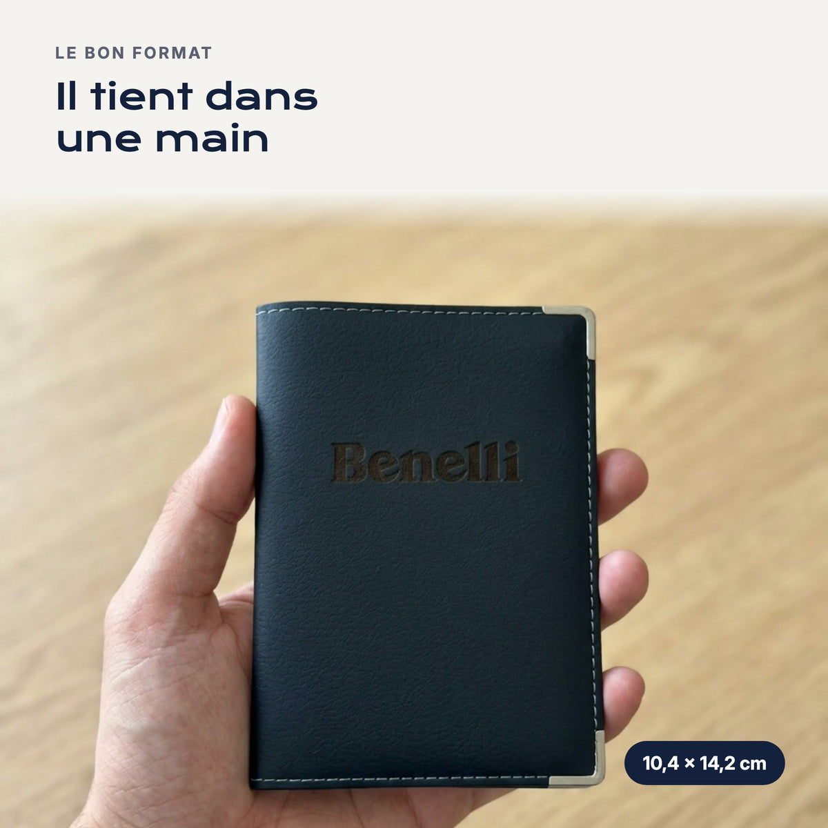 Porte-carte grise Benelli en simili cuir tenu dans une main