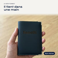 Porte-carte grise Benelli en simili cuir tenu dans une main