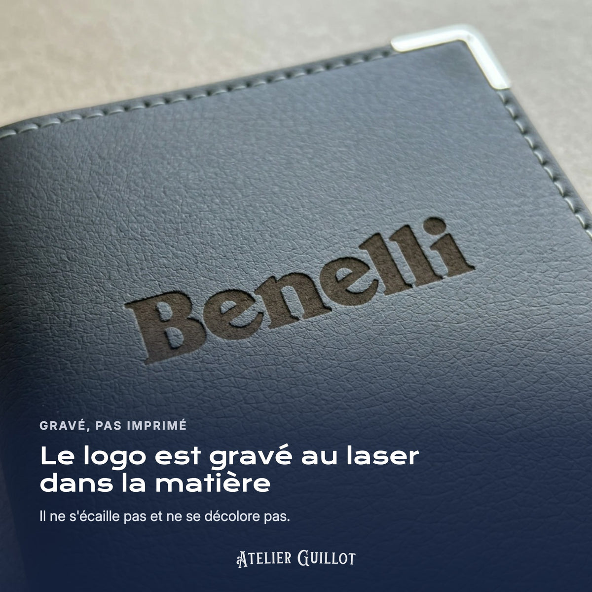 Logo Benelli gravé au laser dans le simili cuir