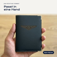 Fahrzeugscheinhülle Bentley aus Kunstleder in einer Hand