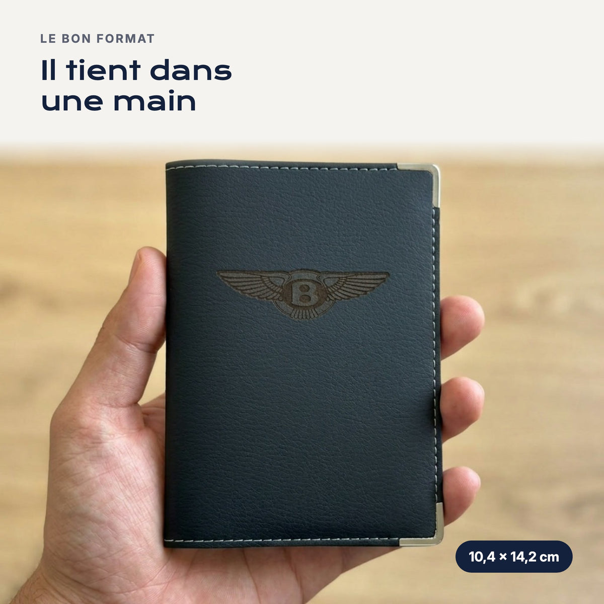 Porte-carte grise Bentley en simili cuir tenu dans une main