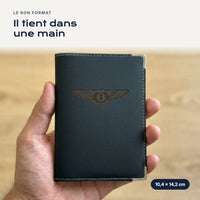 Porte-carte grise Bentley en simili cuir tenu dans une main