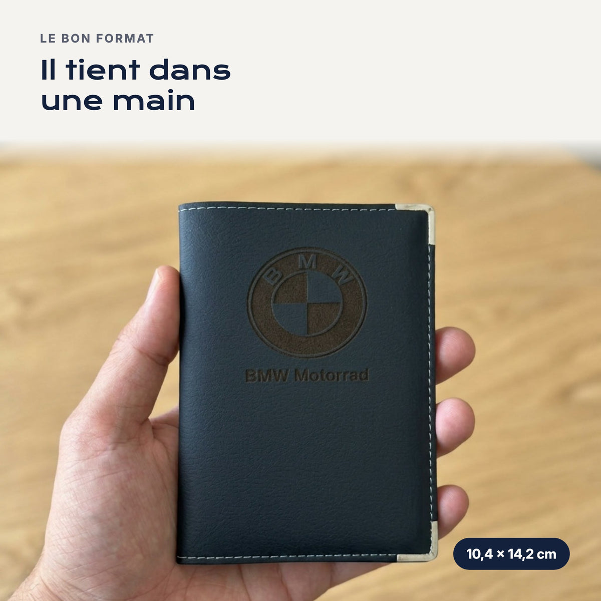 Porte-carte grise BMW Motorrad en simili cuir tenu dans une main