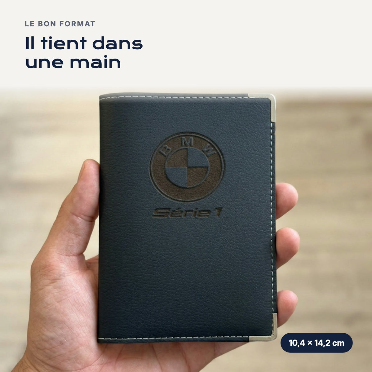 Porte-carte grise BMW Série 1 en simili cuir tenu dans une main