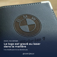 Logo BMW Série 1 gravé au laser dans le simili cuir