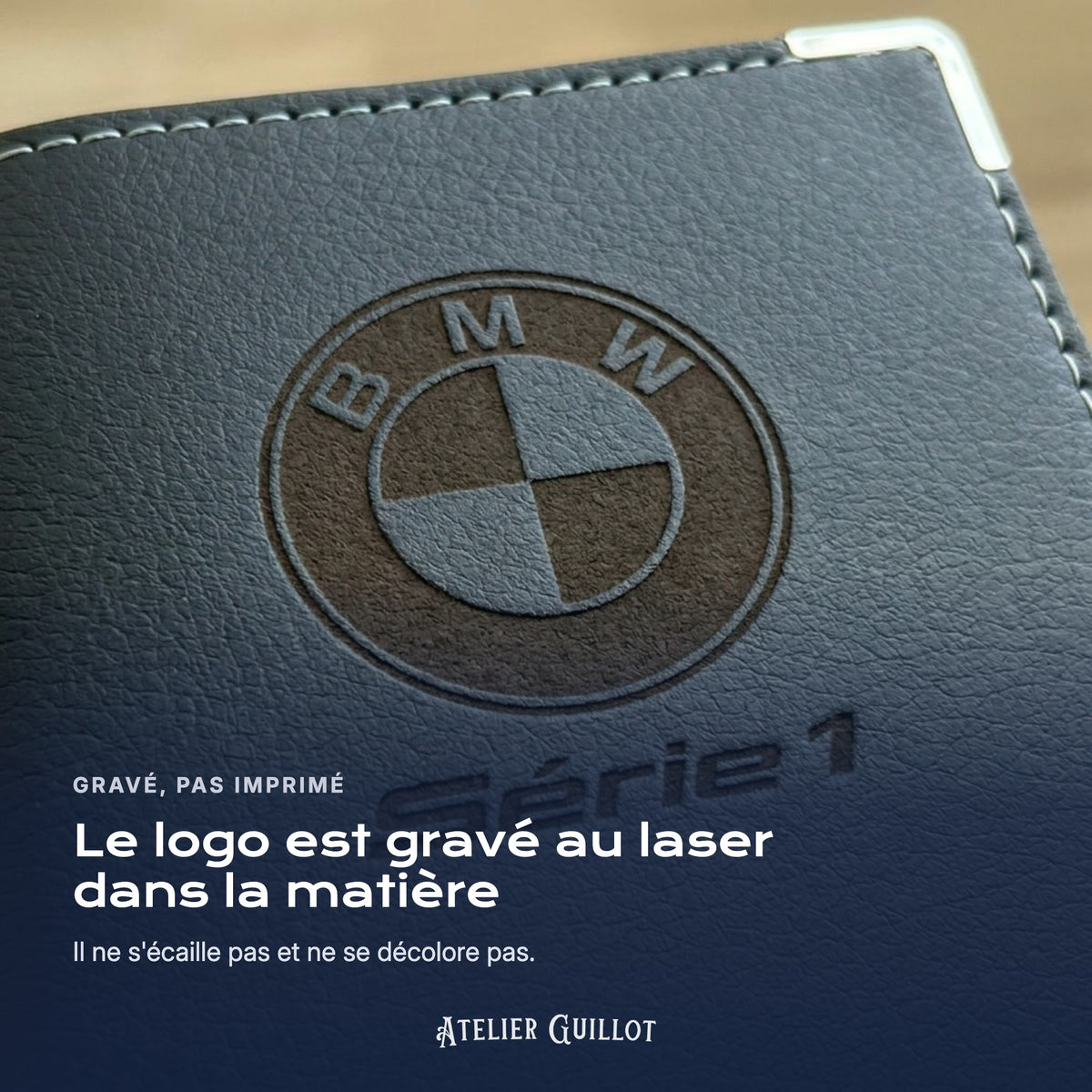 Logo BMW Série 1 gravé au laser dans le simili cuir