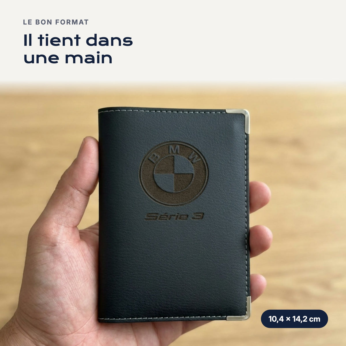 Porte-carte grise BMW Série 3 en simili cuir tenu dans une main