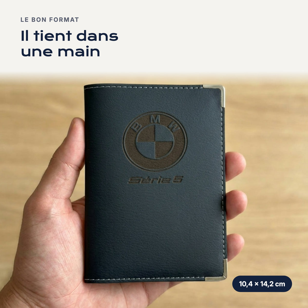 Porte-carte grise BMW Série 5 en simili cuir tenu dans une main