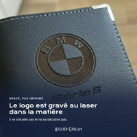 Logo BMW Série 5 gravé au laser dans le simili cuir