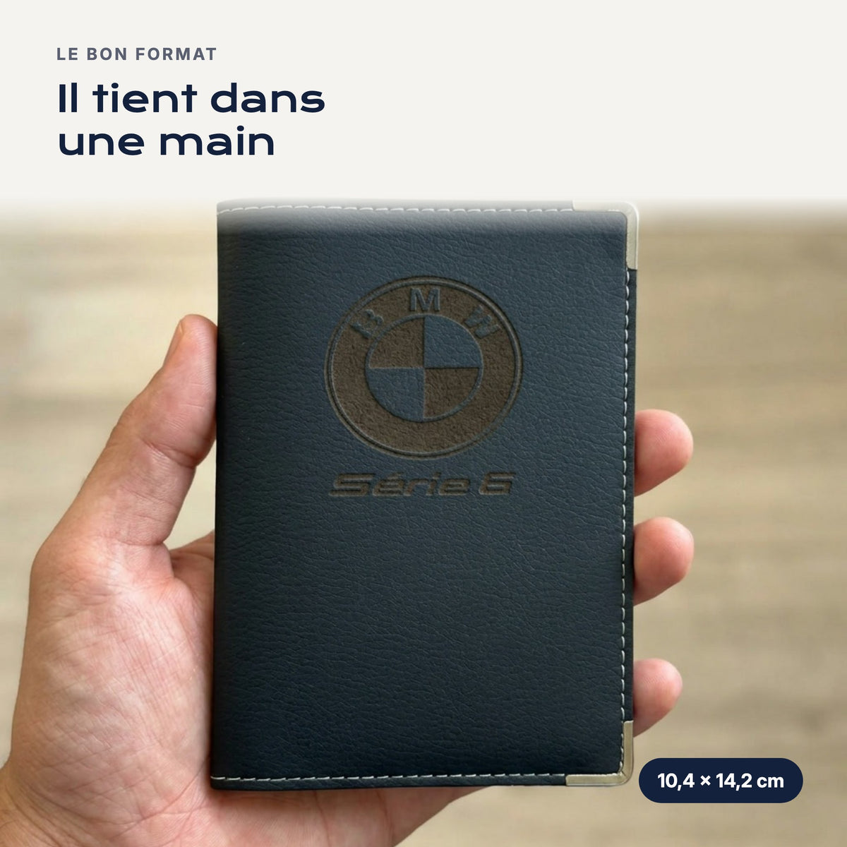 Porte-carte grise BMW Série 6 en simili cuir tenu dans une main