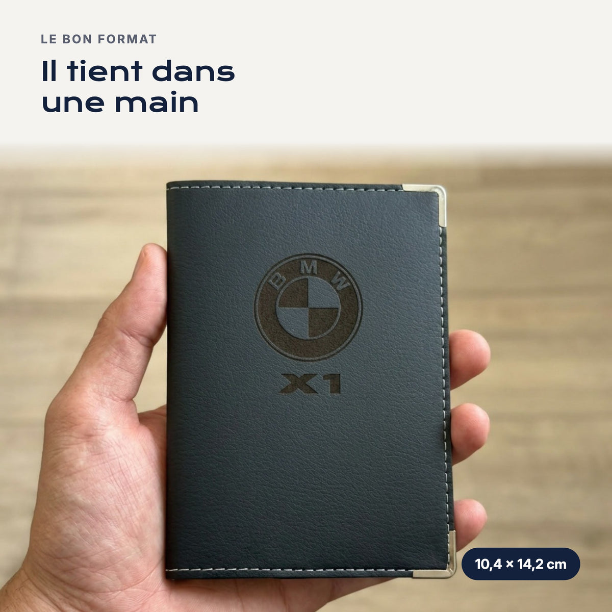 Porte-carte grise BMW X1 en simili cuir tenu dans une main