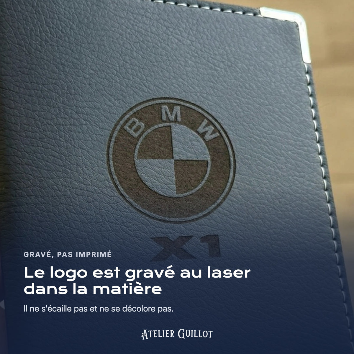 Logo BMW X1 gravé au laser dans le simili cuir