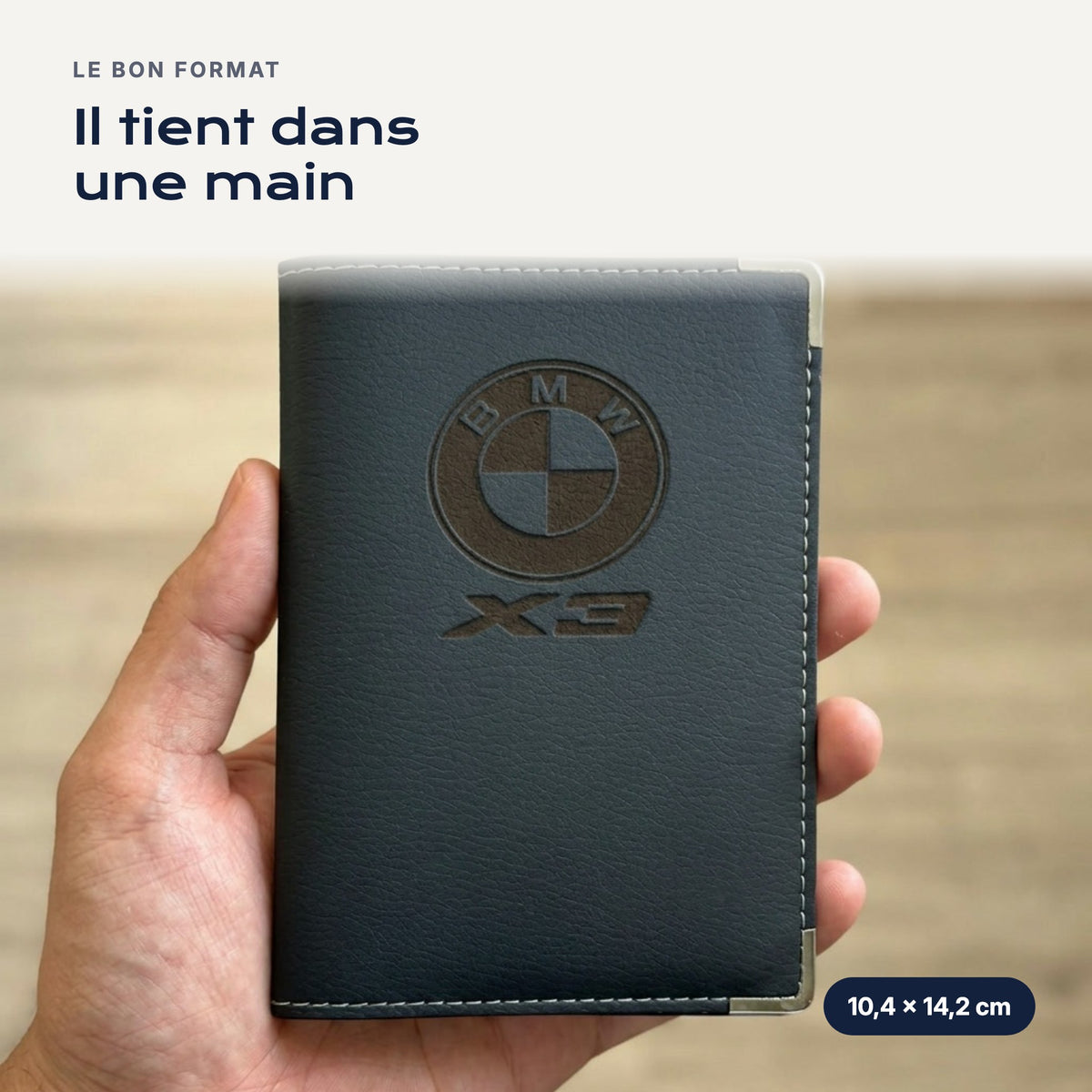 Porte-carte grise BMW X3 en simili cuir tenu dans une main