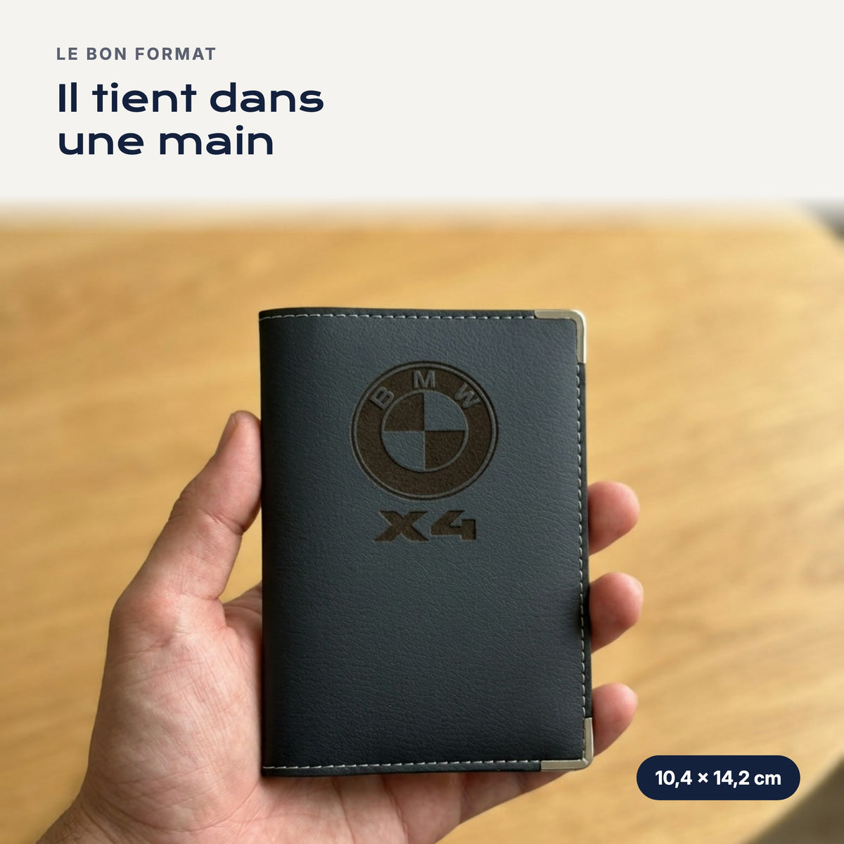 Porte-carte grise BMW X4 en simili cuir tenu dans une main