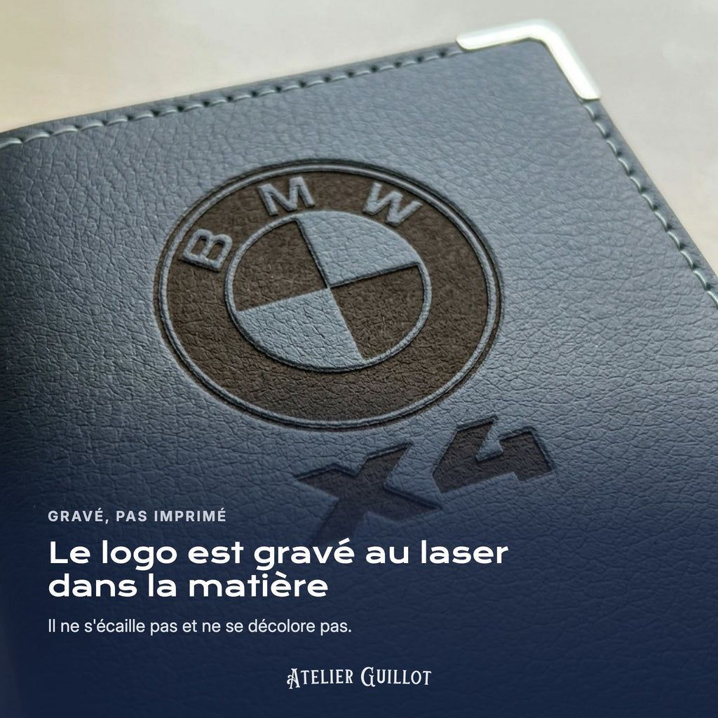Logo BMW X4 gravé au laser dans le simili cuir