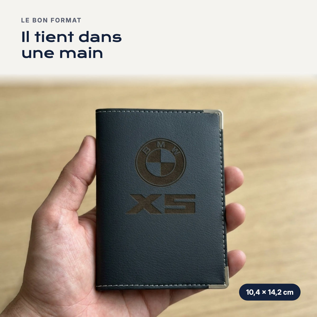 Porte-carte grise BMW X5 en simili cuir tenu dans une main