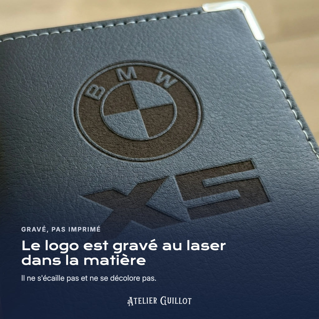 Logo BMW X5 gravé au laser dans le simili cuir