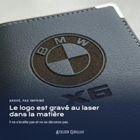 Logo BMW X6 gravé au laser dans le simili cuir