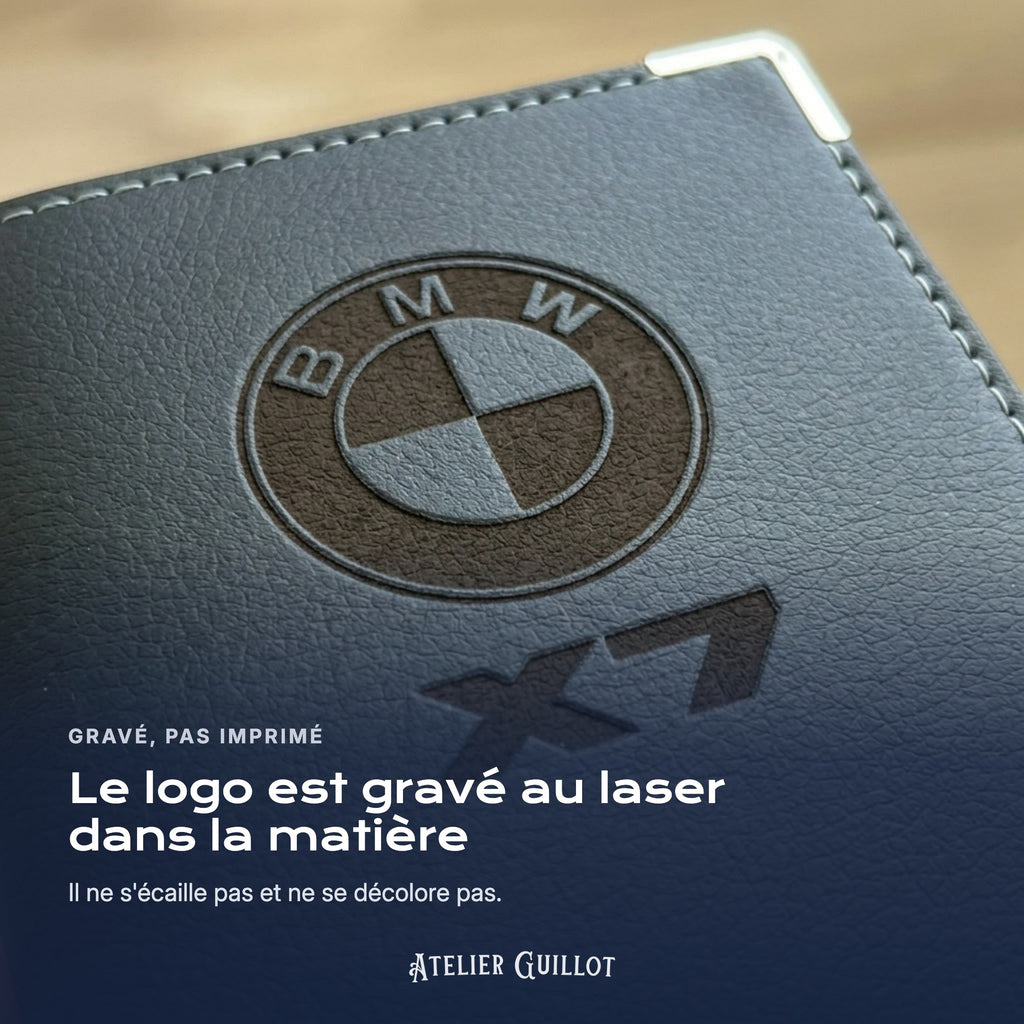 Logo BMW X7 gravé au laser dans le simili cuir