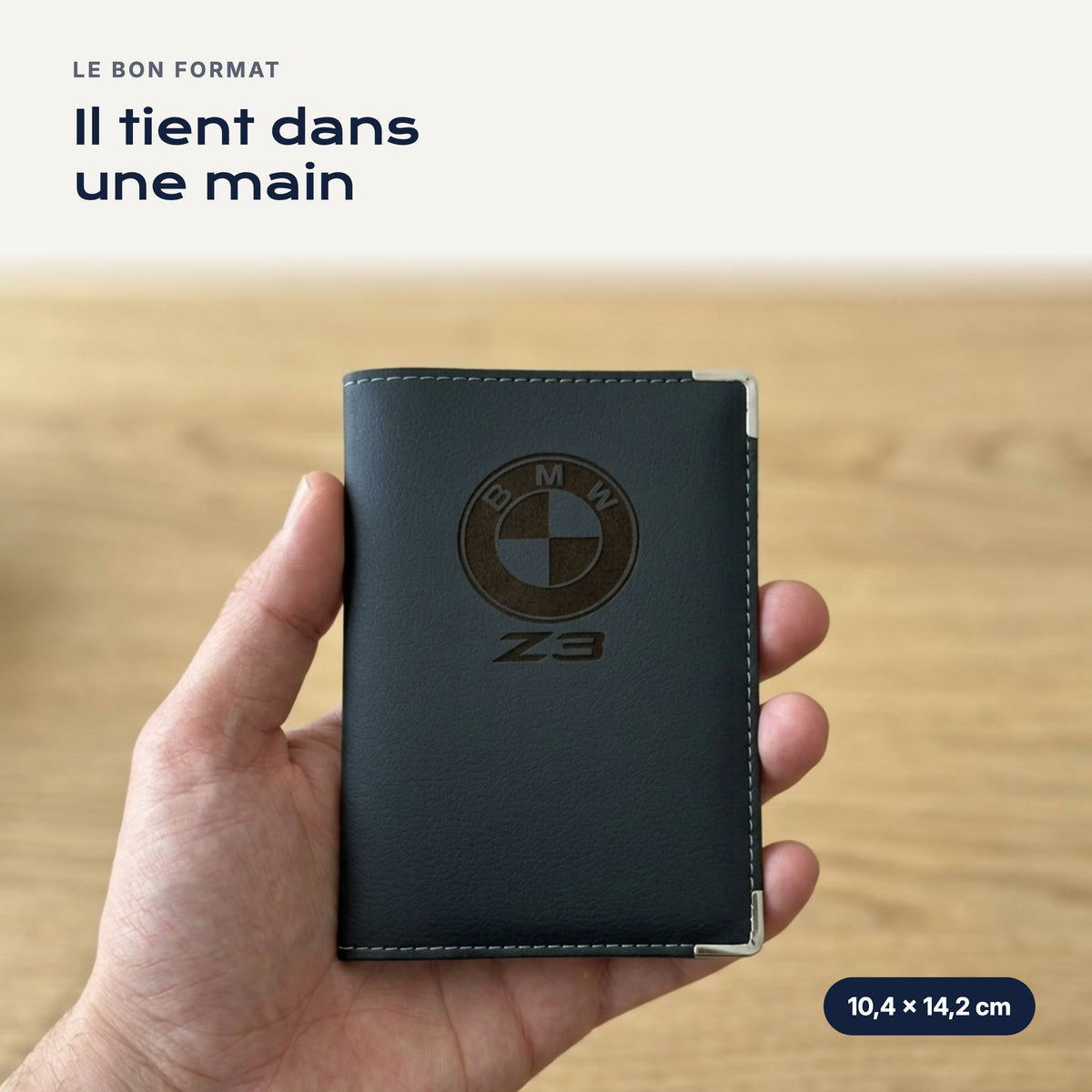 Porte-carte grise BMW Z3 en simili cuir tenu dans une main