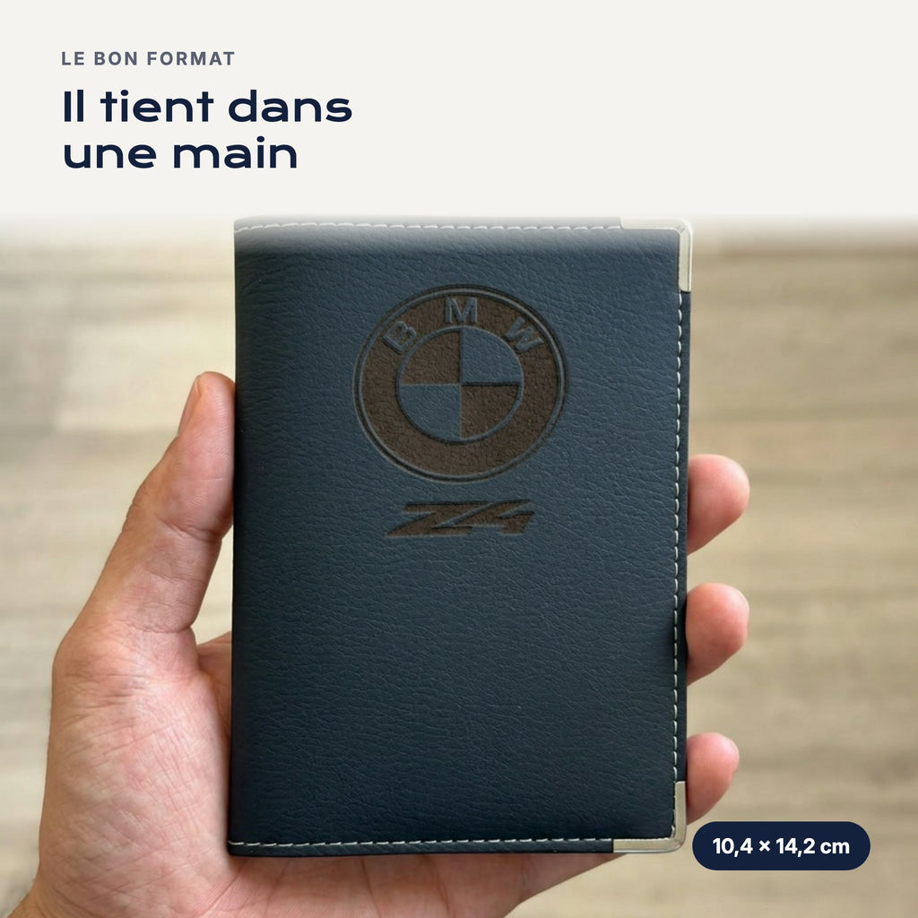 Porte-carte grise BMW Z4 en simili cuir tenu dans une main