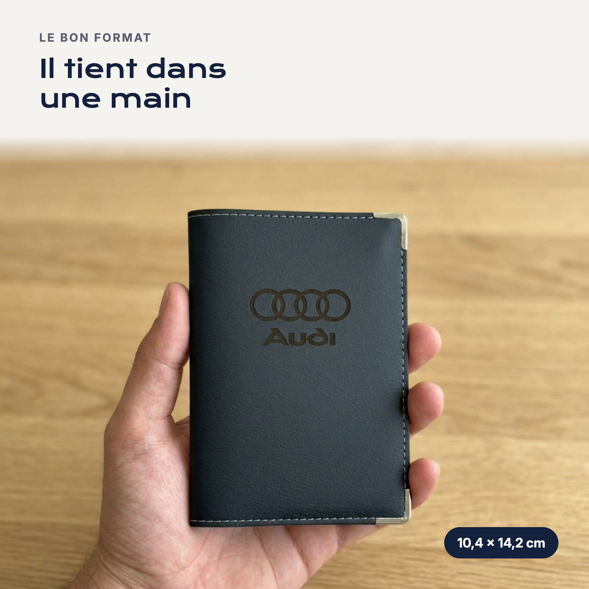 Porte-carte grise Audi en simili cuir tenu dans une main
