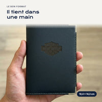 Porte-carte grise Harley Davidson en simili cuir tenu dans une main