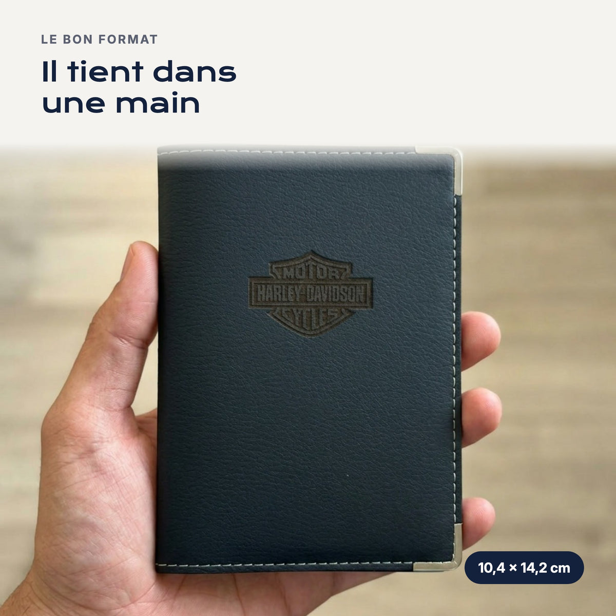 Porte-carte grise Harley Davidson en simili cuir tenu dans une main
