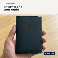 Porte-carte grise Mercedes en simili cuir tenu dans une main