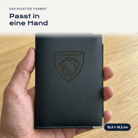Fahrzeugscheinhülle Peugeot aus Kunstleder in einer Hand