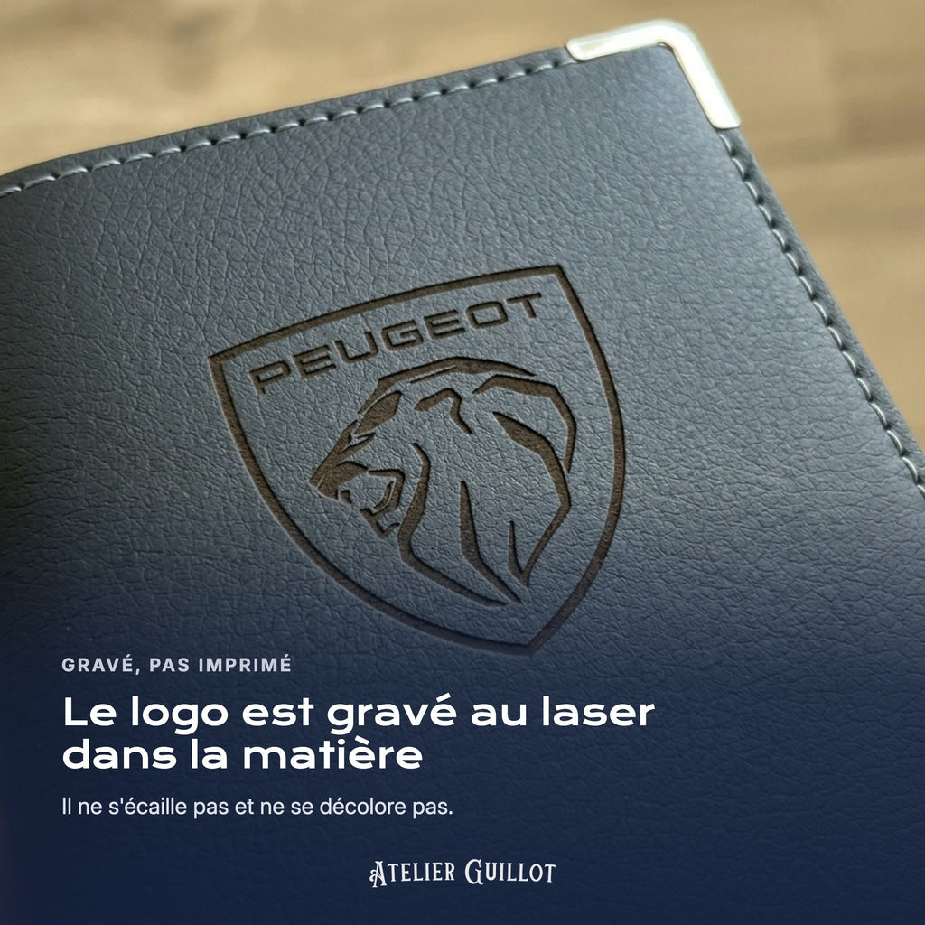 Logo Peugeot gravé au laser dans le simili cuir
