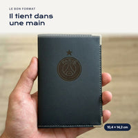 Porte-carte grise PSG en simili cuir tenu dans une main