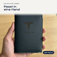 Fahrzeugscheinhülle Tesla aus Kunstleder in einer Hand