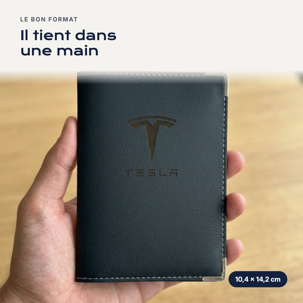 Porte-carte grise Tesla en simili cuir tenu dans une main