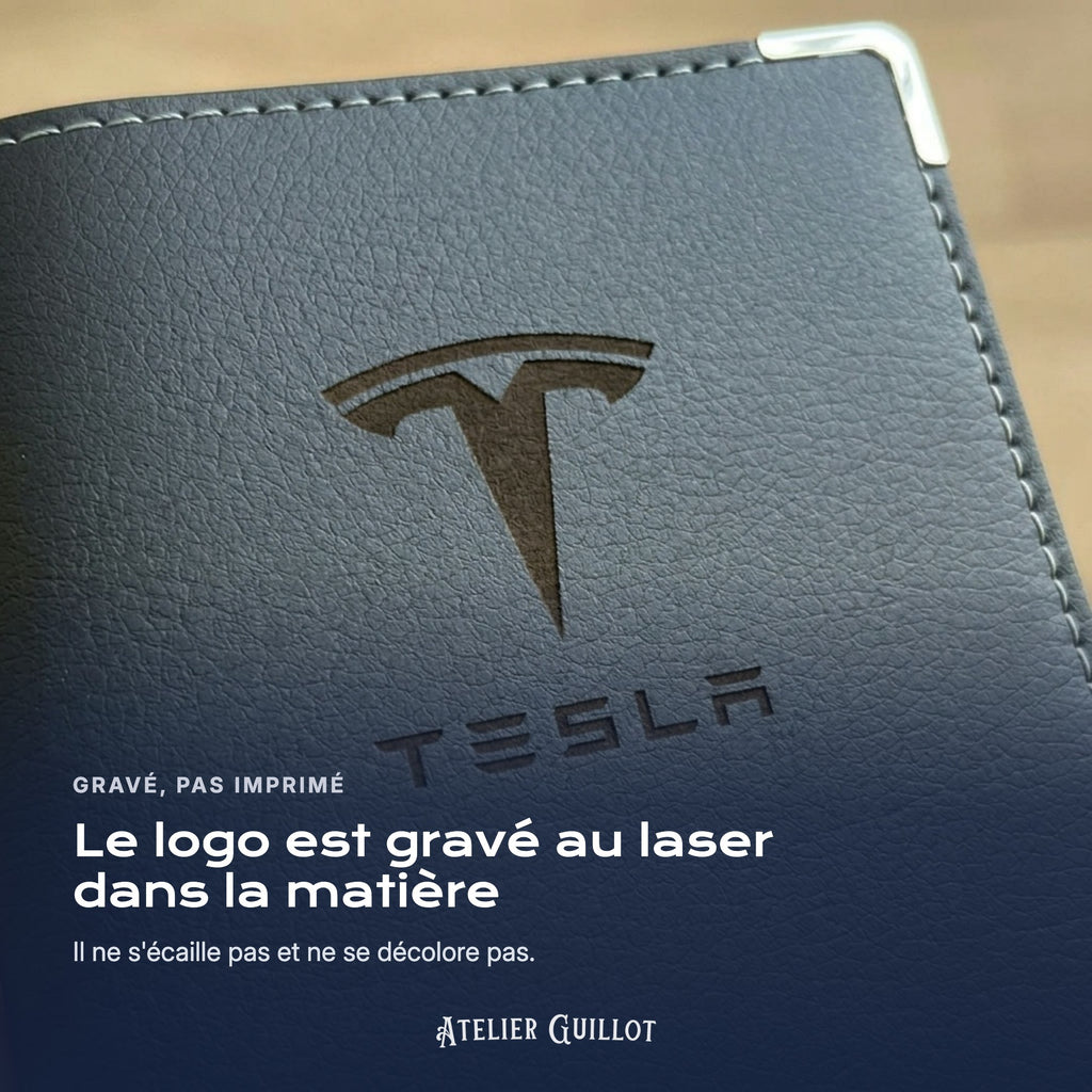 Logo Tesla gravé au laser dans le simili cuir