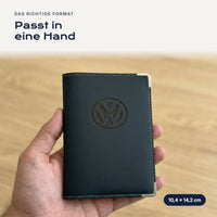 Fahrzeugscheinhülle Volkswagen aus Kunstleder in einer Hand