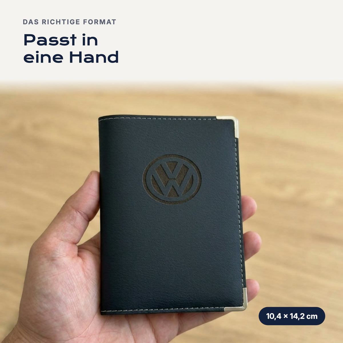 Fahrzeugscheinhülle Volkswagen aus Kunstleder in einer Hand