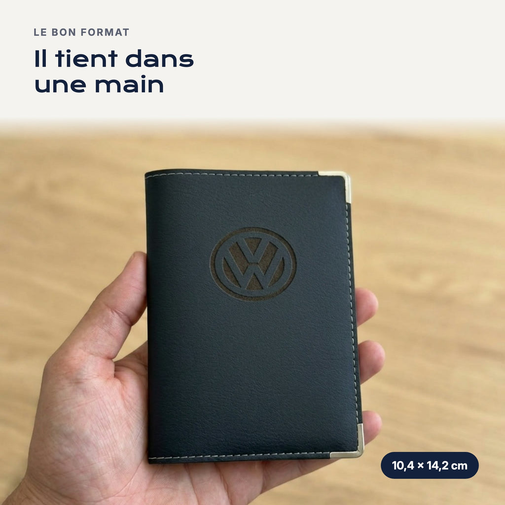 Porte-carte grise Volkswagen en simili cuir tenu dans une main