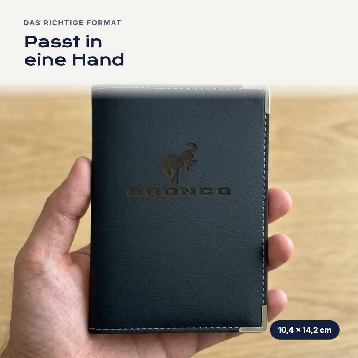 Fahrzeugscheinhülle Bronco aus Kunstleder in einer Hand