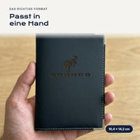 Fahrzeugscheinhülle Bronco aus Kunstleder in einer Hand