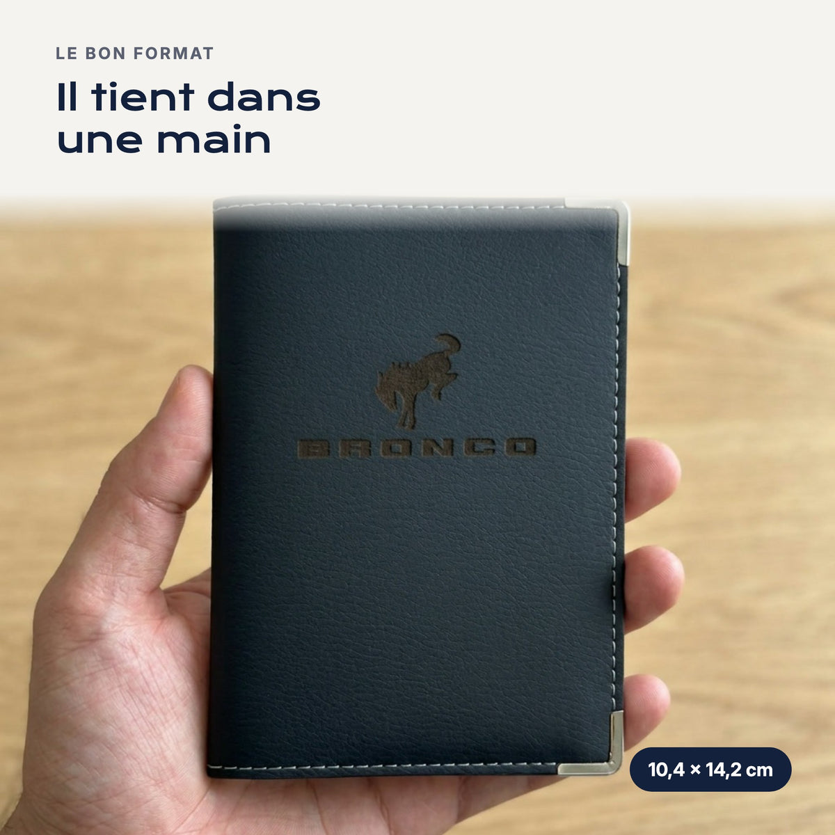 Porte-carte grise Bronco en simili cuir tenu dans une main
