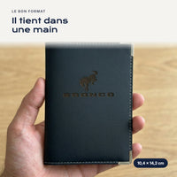 Porte-carte grise Bronco en simili cuir tenu dans une main