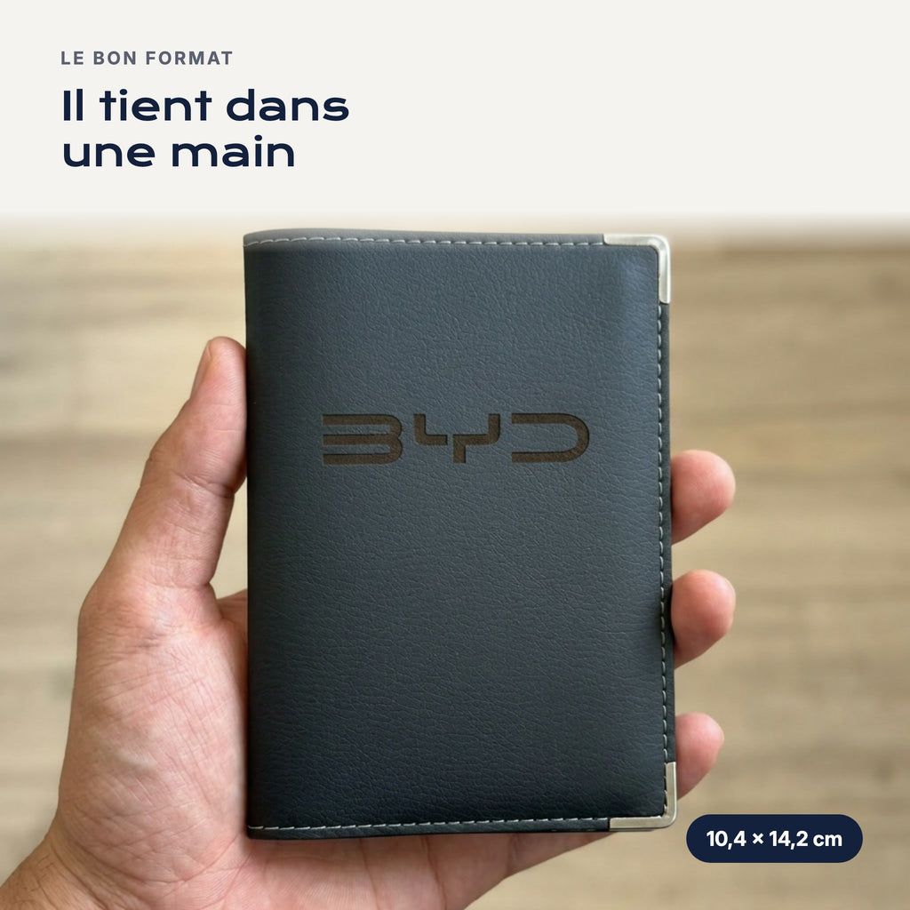 Porte-carte grise BYD en simili cuir tenu dans une main