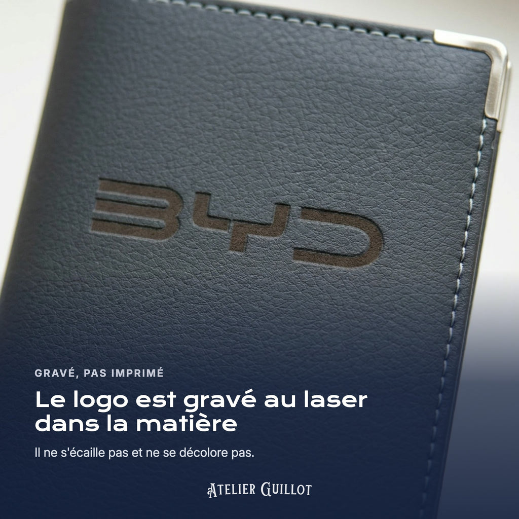 Logo BYD gravé au laser dans le simili cuir