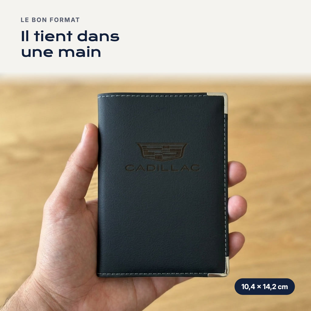 Porte-carte grise Cadillac en simili cuir tenu dans une main