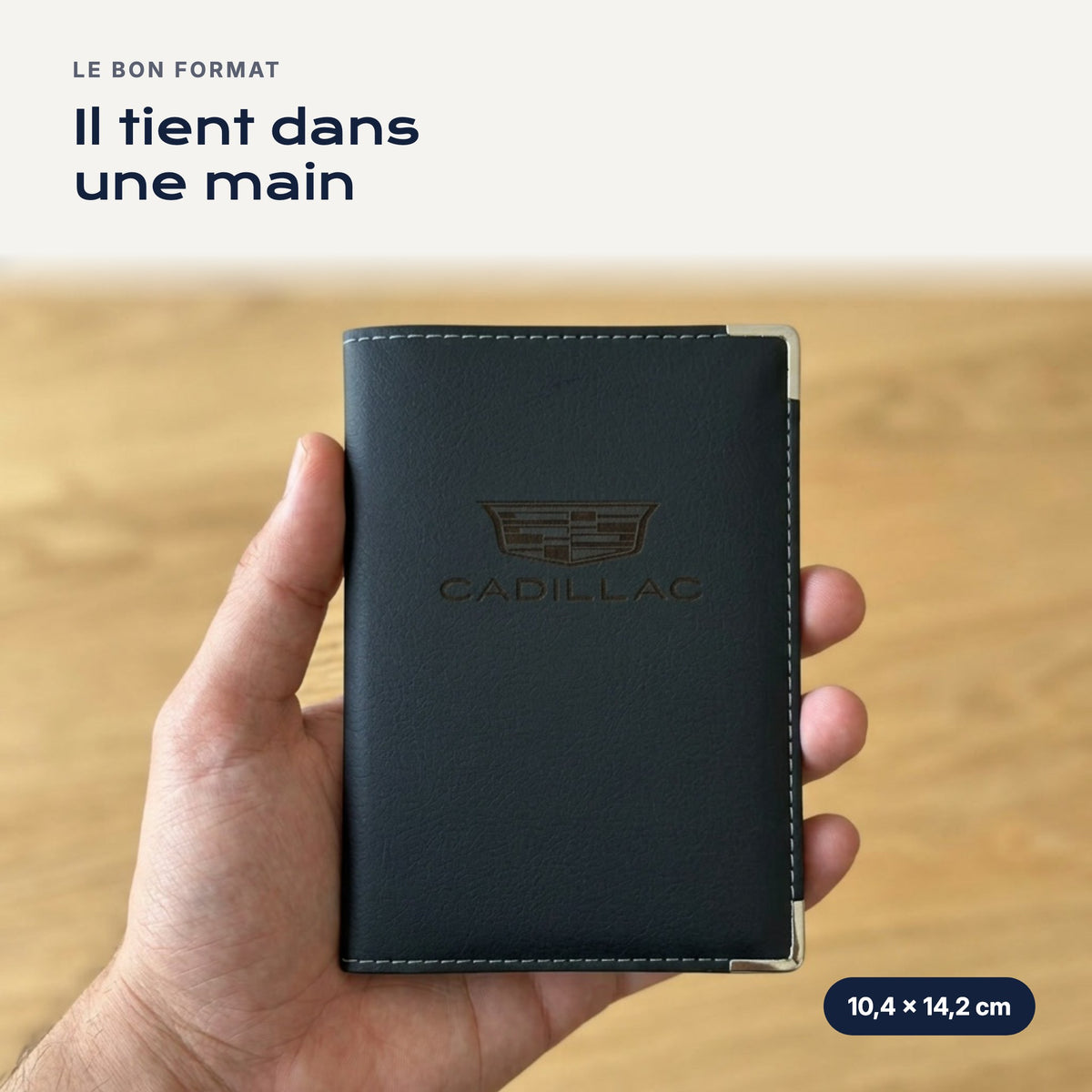 Porte-carte grise Cadillac en simili cuir tenu dans une main