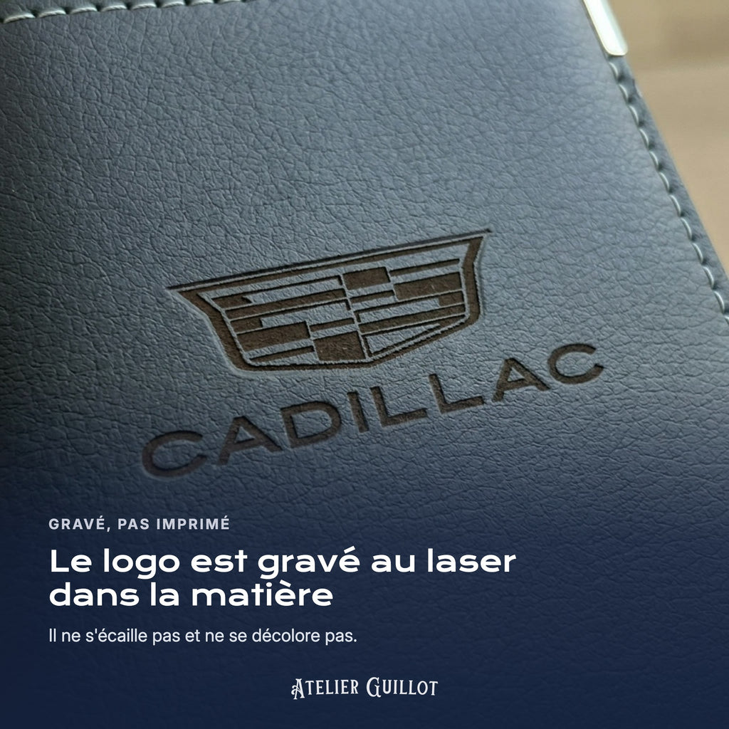 Logo Cadillac gravé au laser dans le simili cuir